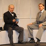 Götz Otto ist jedoch nicht nur ein gefragter Film- und Fernsehstar. Auch auf den Bühnen des Landes ist er regelmäßig zu sehen. Sein Handwerk lernte er von der Pike auf: Otto besuchte die Universität für Musik und darstellende Kunst Graz und studierte von 1989 bis 1993 an der renommierten Münchner Otto-Falckenberg-Schule. 1991 trat er bereits am Schiller-Theater in Berlin auf. 2013 spielte er in "The King's Speech - Die Rede des Königs" in der Komödie im Bayerischen Hof in München die Hauptrolle als King George VI. In einer Nebenrolle als Winston Churchill war der langjährige "Focus"-Chefredakteur Helmut Markwort zu sehen (Foto).