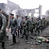 2004 verkörperte er dann einen Nazi: In Bernd Eichingers "Der Untergang" über Adolf Hilters letzte Tage spielte Götz Otto dessen letzten Adjutanten Otto Günsche (l.)