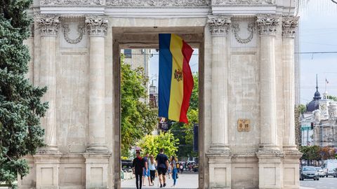 Der Triumphbogen mit der Fahne Moldaus in Chisinau
