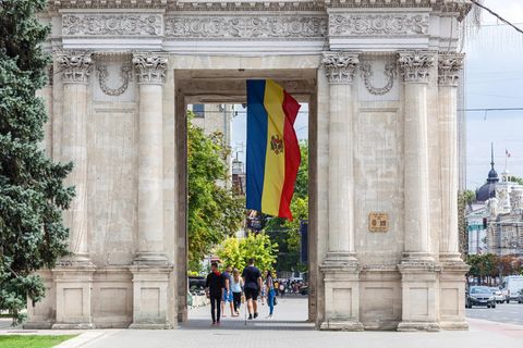 Der Triumphbogen mit der Fahne Moldaus in Chisinau