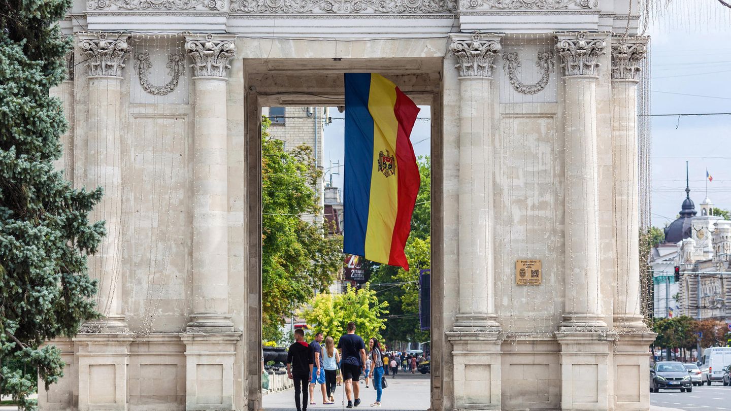 Der Triumphbogen mit der Fahne Moldaus in Chisinau Der Triumphbogen mit der Fahne Moldaus in Chisinau