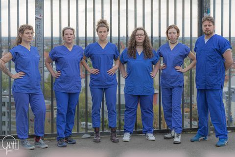 Eine Gruppe von Pflegerinnen und Pflegern, die in der Notaufnahme arbeiten