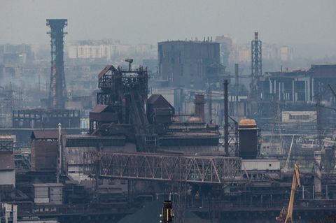 Blick auf das Azovstal-Werk in der Hafenstadt Mariupol
