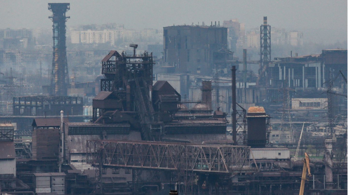 Blick auf das Azovstal-Werk in der Hafenstadt Mariupol