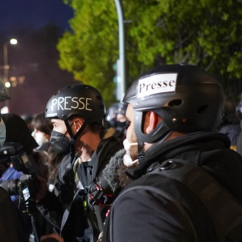 Fotojournalisten tragen bei einer Demonstration am 1. Mai  Helme mit der Aufschrift "Presse"