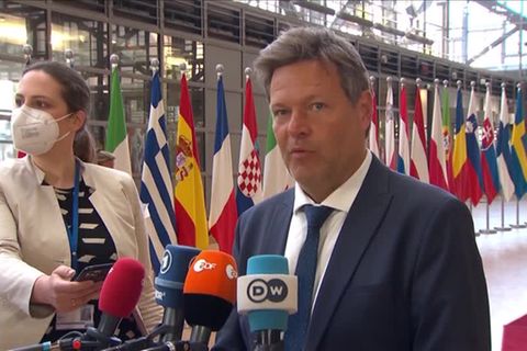 Wegen Krieg in der Ukraine: Habeck hält Öl-Embargo der EU gegen Russland für "sehr wahrscheinlich"