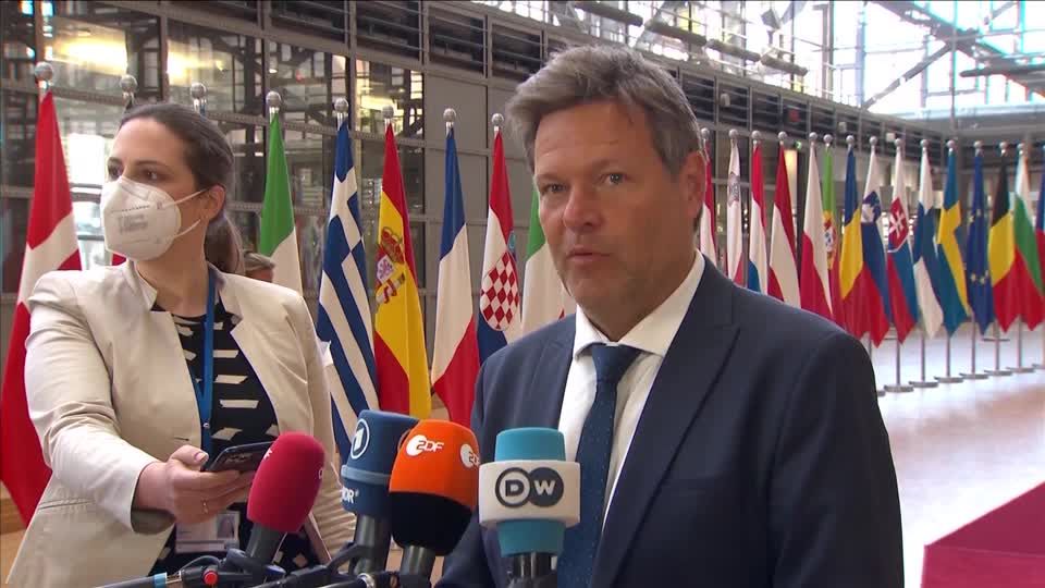 Sanctions: higher prices and more unemployment?  An EU oil embargo harbors considerable risks