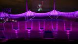 München, Deutschland: Das Olympiastadion erleuchtet bei einer Videoinstallation nicht nur in violett, sondern in allen Farben. Grund für das Lichtspektakel sind die European Championships – eine Art Olympische Spiele light, die am 11. August starten.