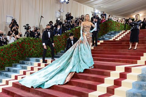 Das Kleid von Versace, was Blake Lively bei der Met Gala 2022 trug, erinnert an die Freiheitsstatue von New York