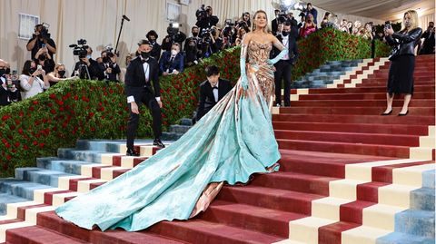 Das Kleid von Versace, was Blake Lively bei der Met Gala 2022 trug, erinnert an die Freiheitsstatue von New York