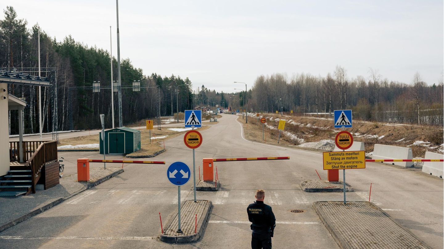 Simpele, Finland before NATO accession (FINAL) >> The border check point at Parikkala. This check point newer was open for civil trafic. It was only used for commercial use. Hardly ever nothing went to Russian side but about 50 full truck loads o... Ein finnischer Soldat bewacht den geschlossenen Übergang zu Russland nahe der Gemeinde Simpele
