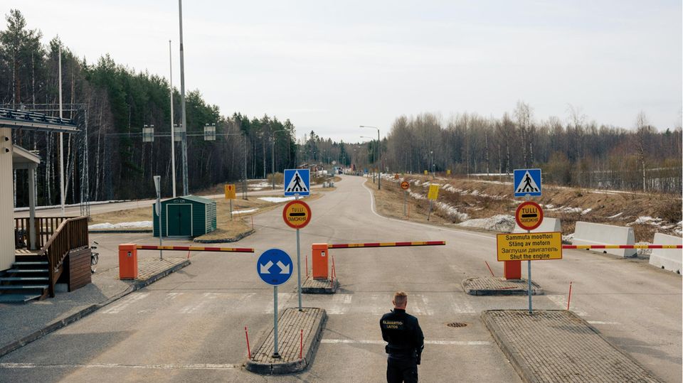 Ein finnischer Soldat bewacht den geschlossenen Übergang zu Russland nahe der Gemeinde Simpele