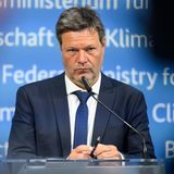 Vor Journalisten äußert sich Vizekanzler und Wirtschaftsminister Robert Habeck (Bündnis 90/Die Grünen) in Brüssel zu weiteren geplanten Sanktionen gegen Russland. Er geht davon aus, dass das sechste Sanktionspaket auch den Ausstieg vom russischem Öl beinhalten wird. Deutschland hatte sich bisher gegen ein Öl-Embargo gestellt. Bei einem Ölembargo würden die Ölpreise weiter steigen, befüchten Wirtschaftsverbände. Laut der Energieexpertin des Deutschen Instituts für Wirtschaftsforschung (DIW), Claudia Kemfert, ist ein Öl-Embargo machbar, allerdings müsse Deutschland vermehrt auf andere Lieferanten wie etwa Norwegen setzen. Das sieht mittlerweile auch der Wirtschaftsminister so. Der Anteil russischen Öls am deutschen Ölverbrauch ist seit Beginn des Kriegs gegen die Ukraine binnen weniger Wochen von 35 auf 12 Prozent gesunken, wie aus dem Fortschrittsbericht Energiesicherheit der Bundesregierung hervorgeht. Habeck signalisierte vergangene Woche, kein Problem mehr mit dem Embargo zu haben.