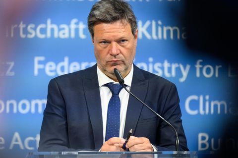 Vor Journalisten äußert sich Vizekanzler und Wirtschaftsminister Robert Habeck (Bündnis 90/Die Grünen) in Brüssel zu weiteren geplanten Sanktionen gegen Russland. Er geht davon aus, dass das sechste Sanktionspaket auch den Ausstieg vom russischem Öl beinhalten wird. Deutschland hatte sich bisher gegen ein Öl-Embargo gestellt. Bei einem Ölembargo würden die Ölpreise weiter steigen, befüchten Wirtschaftsverbände. Laut der Energieexpertin des Deutschen Instituts für Wirtschaftsforschung (DIW), Claudia Kemfert, ist ein Öl-Embargo machbar, allerdings müsse Deutschland vermehrt auf andere Lieferanten wie etwa Norwegen setzen. Das sieht mittlerweile auch der Wirtschaftsminister so. Der Anteil russischen Öls am deutschen Ölverbrauch ist seit Beginn des Kriegs gegen die Ukraine binnen weniger Wochen von 35 auf 12 Prozent gesunken, wie aus dem Fortschrittsbericht Energiesicherheit der Bundesregierung hervorgeht. Habeck signalisierte vergangene Woche, kein Problem mehr mit dem Embargo zu haben.