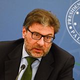 Italiens Wirtschaftsminister Giancarlo Giorgetti spricht während einer Pressekonferenz über die steigenden Preise. Wie Spanien, Griechenland, und Portugal befürchtet auch Italien vor allem steigende Kraftstoffpreise durch das Öl-Embargo. Die vier Länder drängen deshalb auf eine längere Übergangsfrist, um Alternativen zu russischem Öl zu finden.