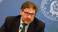 Italiens Wirtschaftsminister Giancarlo Giorgetti spricht während einer Pressekonferenz über die steigenden Preise. Wie Spanien, Griechenland, und Portugal befürchtet auch Italien vor allem steigende Kraftstoffpreise durch das Öl-Embargo. Die vier Länder drängen deshalb auf eine längere Übergangsfrist, um Alternativen zu russischem Öl zu finden.