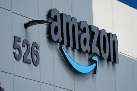 Amazon-Logo an einem Logistikzentrum