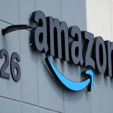 Amazon-Logo an einem Logistikzentrum