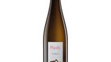 Welcher Wein? Pauly Trinkfluss von Axel Pauly  Was kostet er? 6,90 Euro  Wie schmeckt er? Frischer, fruchtiger Weißwein aus Elbling und Riesling mit Noten von Aprikose, Pfirsich und Zitrus.  Wer steckt dahinter? An Steilhängen an der Mosel produziert Axel Pauly in dritter Generation hervorragende Weine, die schon mehrfach ausgezeichnet wurden. Seine Weine sind der Inbegriff von fruchtigen und frischen Weißweinen. Vor allem baut er Riesling, Rivaner und Weißburgunder aus.