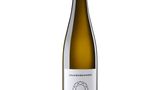 Welcher Wein? Grauburgunder von Juliane Eller  Was kostet er? 9,90 Euro  Wie schmeckt er? Noten von Melone, sehr cremig und dicht. Mit wenig Säure.  Wer steckt dahinter? 2013 hat Juliane Eller das Weingut ihrer Eltern in Rheinhessen übernommen. Da war sie gerade einmal 23 Jahre alt. Verändert hat sie alles: 35 verschiedene Rebsorten im Weinberg hat sie auf fünf reduziert, die Trauben wurden früher mit Maschinen geerntet, Eller liest sie heute per Hand. Sie arbeitet nach biologischen Richtlinien und gründete ihre eigene Weinlinie namens "Juwel Weine". Eine Fläche von 20 Hektar bewirtschaftet sie. Außerdem verwendet sie keine Herbizide und legt Wert auf natürliche Prozesse. Ihre Weine sind jung, frisch und knackig. 