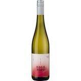 Welcher Wein? Hale Bopp von Katharina Wechsler  Was kostet er? 9,90 Euro  Wie schmeckt er? Mit nur einem Schluck hat man die ganze Burgunderwelt im Mund: Weißburgunder, Grauburgunder und Chardonnay ergeben eine abwechslungsreiche Aromatik, mit gutem Trinkfluss. Der Wein wurde zum Teil im Holz ausgebaut, was dem Wein intensivere Aromen und mehr Tiefe verleiht.  Wer steckt dahinter? Katharina Wechsler hat 2017 das elterliche Weingut in Rheinhessen übernommen und macht charakterstarke moderne Weine. Ihre Lieblingsrebsorte ist der Riesling, aber auch der Silvaner und die Scheurebe spielen eine große Rolle bei Wechsler. Fun fact: Hale Bopp ist übrigens nach einem Kometen benannt.