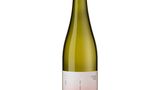 Welcher Wein? Hale Bopp von Katharina Wechsler  Was kostet er? 9,90 Euro  Wie schmeckt er? Mit nur einem Schluck hat man die ganze Burgunderwelt im Mund: Weißburgunder, Grauburgunder und Chardonnay ergeben eine abwechslungsreiche Aromatik, mit gutem Trinkfluss. Der Wein wurde zum Teil im Holz ausgebaut, was dem Wein intensivere Aromen und mehr Tiefe verleiht.  Wer steckt dahinter? Katharina Wechsler hat 2017 das elterliche Weingut in Rheinhessen übernommen und macht charakterstarke moderne Weine. Ihre Lieblingsrebsorte ist der Riesling, aber auch der Silvaner und die Scheurebe spielen eine große Rolle bei Wechsler. Fun fact: Hale Bopp ist übrigens nach einem Kometen benannt.