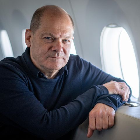 Bundeskanzler Olaf Scholz im Airbus A350 der Luftwaffe auf dem Rückweg von Tokio zum militärischen Teil des BER-Flughafens