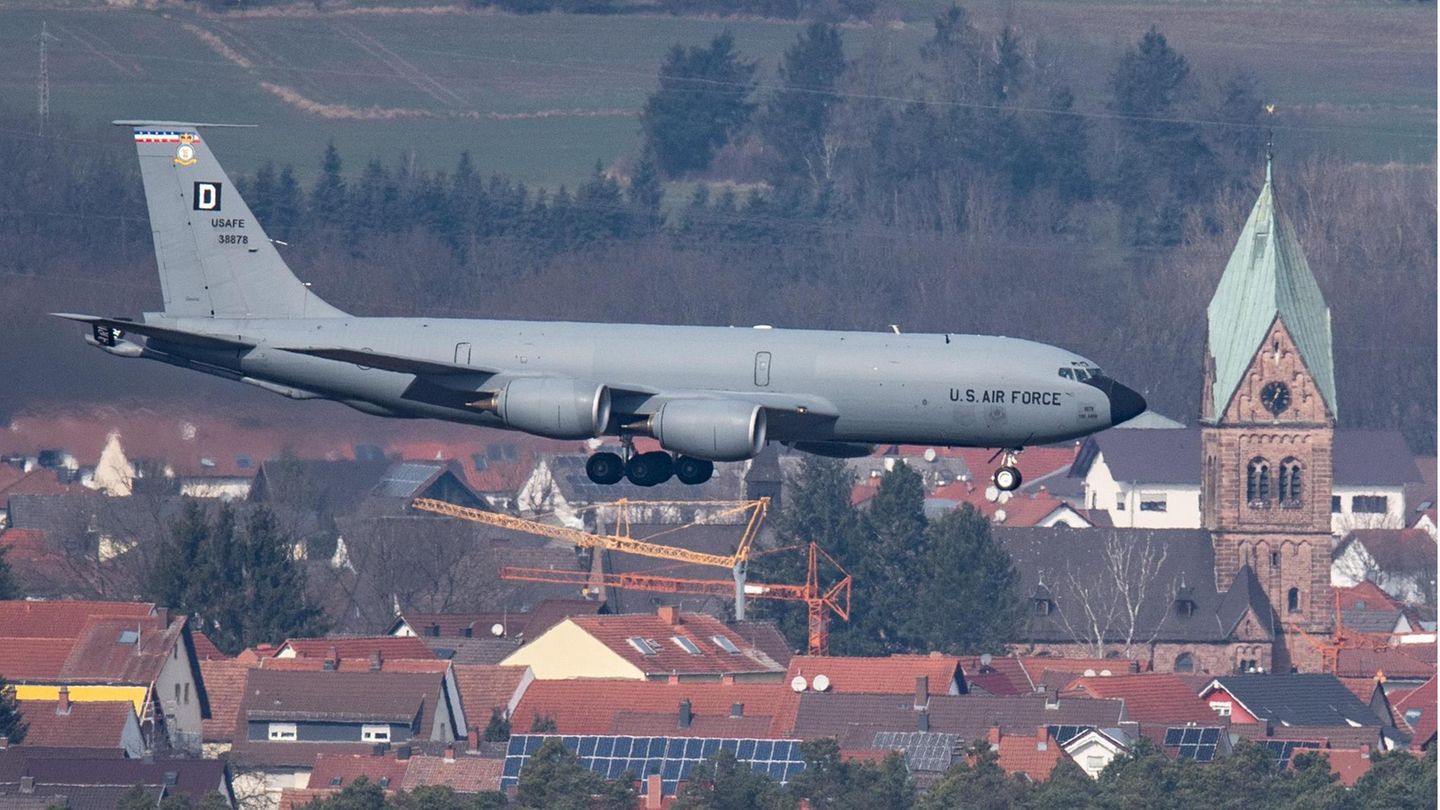 Eine US-Militärmaschine vom Typ KC-135 landet auf der US-Airbase in Ramstein