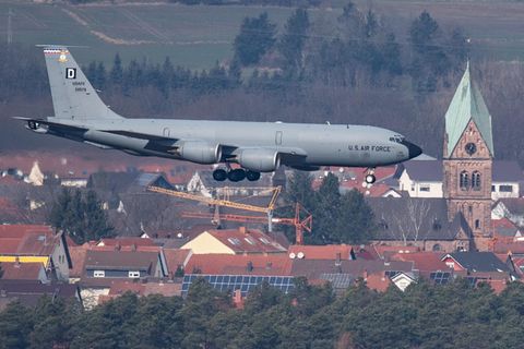 Eine US-Militärmaschine vom Typ KC-135 landet auf der US-Airbase in Ramstein
