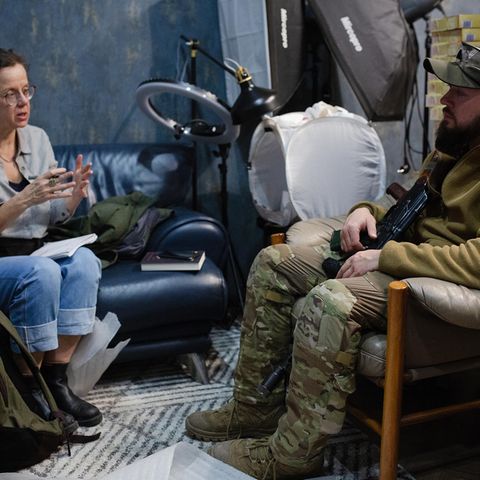 Bettina Sengling, STERN-Auslandsreporterin - hier mit einem Soldaten von der Territorialverteidigung in Kiew.