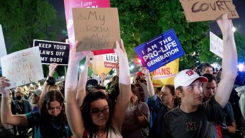 Aktivistinnen demonstrieren nach Bekanntwerden des Abtreibungs-Leaks vor dem Supreme Court