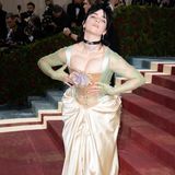 Opulent und nachhaltig: Billie Eilishs Gucci-Robe ist nicht nur ein Augenschmaus, sondern auch noch gut für den Planeten. "Ich wollte einfach so umweltfreundlich wie möglich sein", so die Sängerin zu "Vogue". Das Kleid besteht vollständig aus upgecycelten Materialien