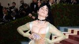 Opulent und nachhaltig: Billie Eilishs Gucci-Robe ist nicht nur ein Augenschmaus, sondern auch noch gut für den Planeten. "Ich wollte einfach so umweltfreundlich wie möglich sein", so die Sängerin zu "Vogue". Das Kleid besteht vollständig aus upgecycelten Materialien