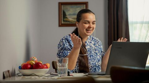 Lehrerin Viktoriia Maryniuk beim unterrichten vor ihrem Laptop