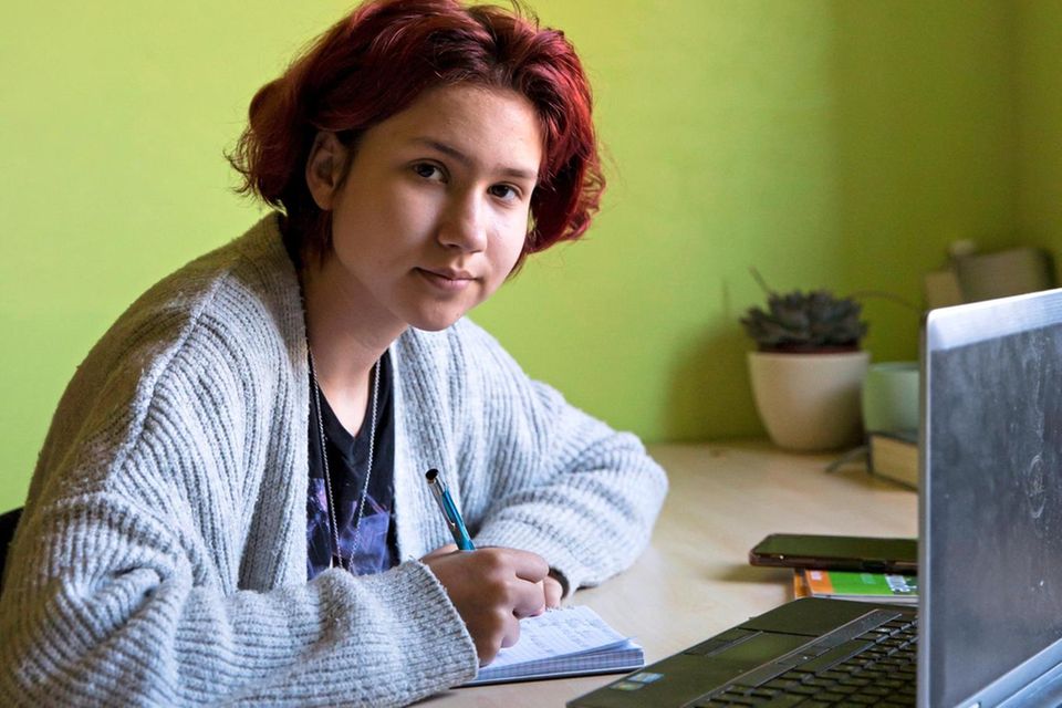 Schülerin Ksenia Boghonko vor ihrem Laptop Schülerin Ksenia Boghonko vor ihrem Laptop