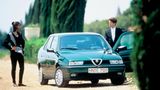 Typisch italienisch: Alfa-Romeo 155 im Vordergrund, Pinien im Hintergrund. Den keilförmigen Klassiker gab es ab 1992 zu kaufen.