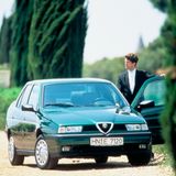 Typisch italienisch: Alfa-Romeo 155 im Vordergrund, Pinien im Hintergrund. Den keilförmigen Klassiker gab es ab 1992 zu kaufen.