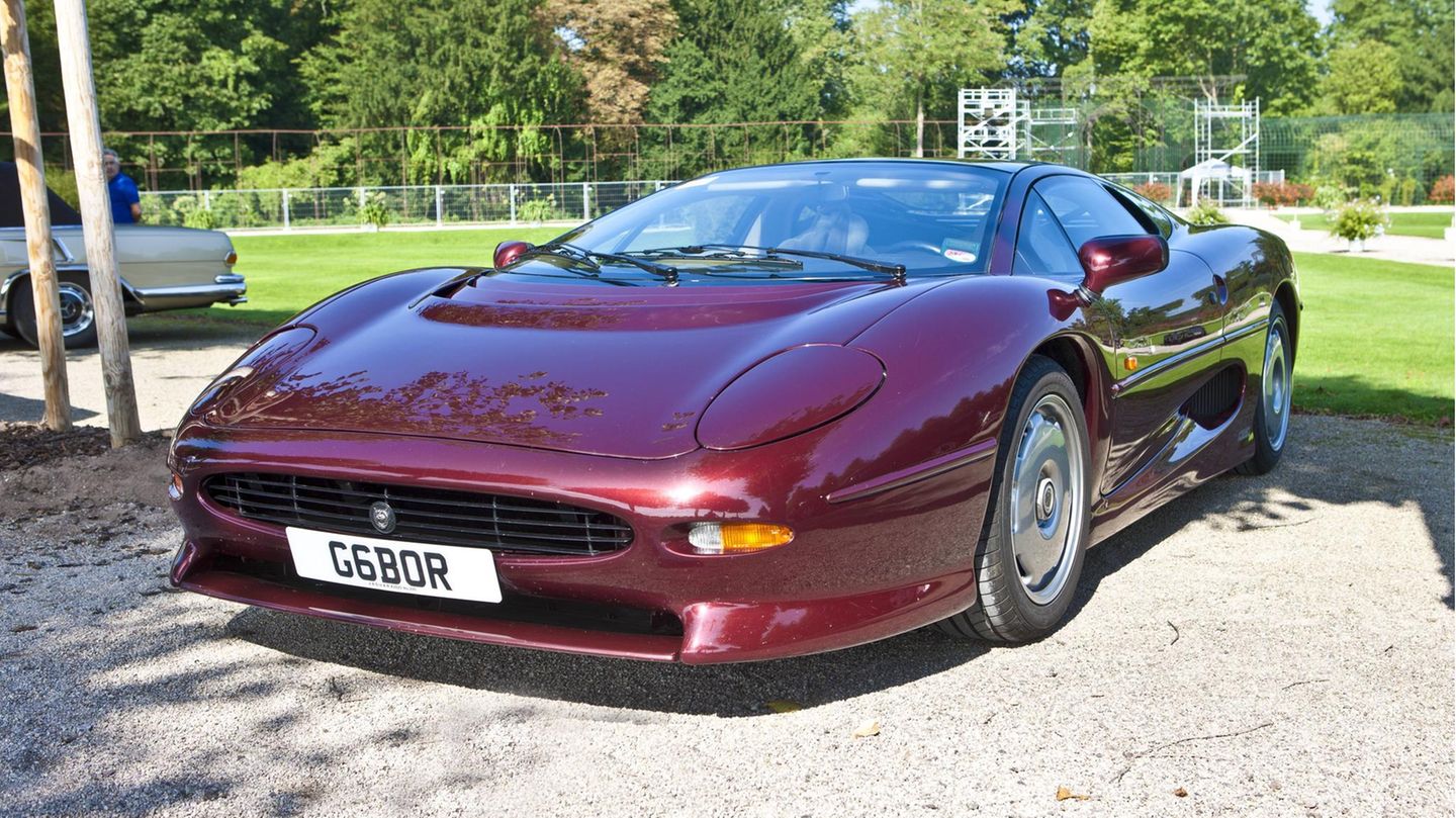 Elegant, flach und mit viel Prestige: Der XJ220 von Jaguar wird dieses Jahr 30 Jahre alt.
