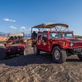 Auf den ersten Blick kann man das Alter des H1 kaum einschätzen. Als Militär-Variante wurde er bereits in den 80er-Jahren gebaut, als zivile Version ging es 1992 auf die Straßen und ins Gelände. Falls Arnold Schwarzenegger mal in Deutschland ist, darf er den Hummer H1 mit H-Kennzeichen fahren.