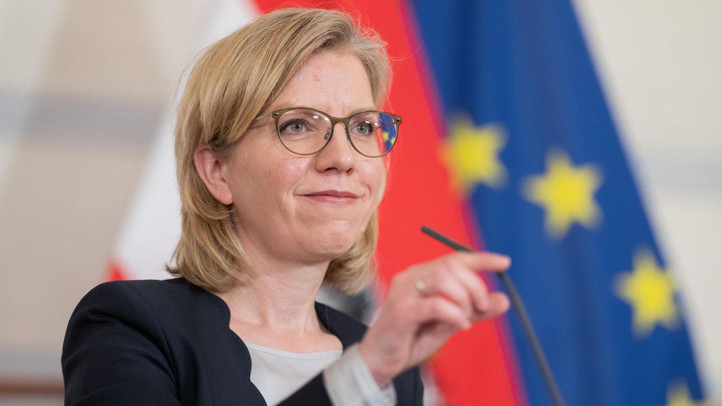 In Österreich ist laut Energieministerin Leonore Gewessler (Bild) seit März kein russisches Öl mehr verarbeitet worden. Das Land sei "bereit, ein Öl-Embargo auch konsequent mitzutragen, wenn die Kommission und die Mitgliedstaaten sich dafür entscheiden", sagte Gewessler.