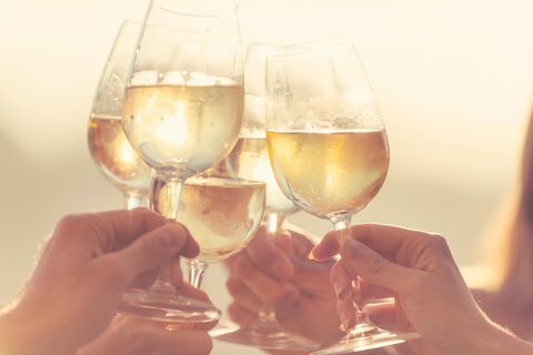 Wir stellen sechs Weißweine unter zehn Euro vor, die besonders gut bei warmen Temperaturen schmecken