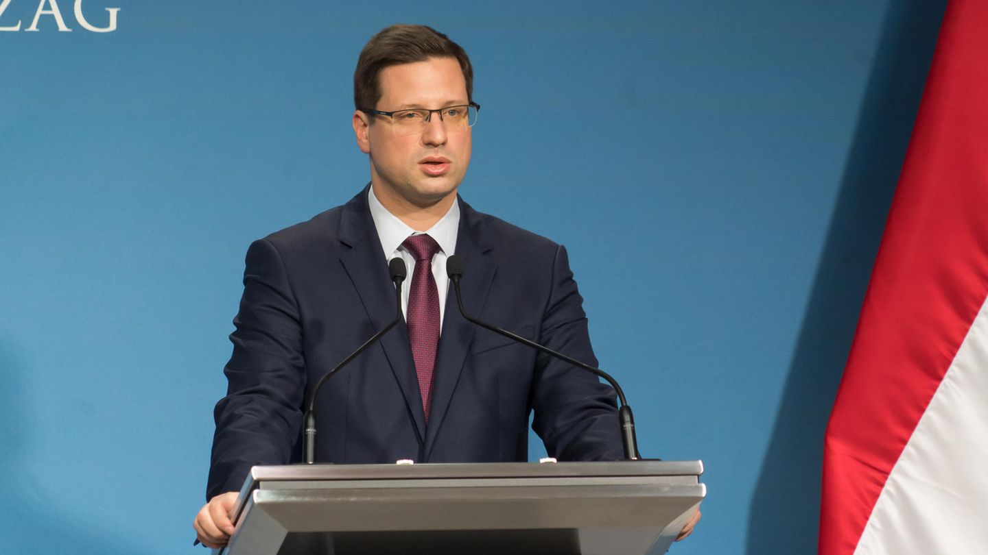 Ungarn Ungarns WirtschaftsministerJanos Koka lehnt einen Importstopp für russisches Öl und Gas ab. Nach Diplomatenangaben will der Anfang April wiedergewählte Regierungschef Viktor Orban das Thema erst auf dem EU-Gipfel in Brüssel Ende Mai diskutieren. Vergangenen Sonntag betonte sein Kanzleramtsminister Gergely Gulyas (Bild) im regierungsnahen Fernsehsender Hir TV: "Um es klar und deutlich zu sagen: Wir werden Sanktionen (in Hinblick auf Öl- und Gaslieferungen) niemals unterstützen." Russische Öl- und Gaslieferungen könne gegenwärtig niemand ersetzen, eine Umstellung würde fünf Jahre dauern. Ungarn hatte mit einem Veto gegen ein Ölembargo gedroht, wenn es die eigene Versorgungssicherheit einschränke. Für solche Fälle werde es eine Ausnahmeklausel geben, heißt es aus Brüssel.