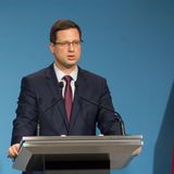 Ungarns WirtschaftsministerJanos Koka lehnt einen Importstopp für russisches Öl und Gas ab. Nach Diplomatenangaben will der Anfang April wiedergewählte Regierungschef Viktor Orban das Thema erst auf dem EU-Gipfel in Brüssel Ende Mai diskutieren. Vergangenen Sonntag betonte sein Kanzleramtsminister Gergely Gulyas (Bild) im regierungsnahen Fernsehsender Hir TV: "Um es klar und deutlich zu sagen: Wir werden Sanktionen (in Hinblick auf Öl- und Gaslieferungen) niemals unterstützen." Russische Öl- und Gaslieferungen könne gegenwärtig niemand ersetzen, eine Umstellung würde fünf Jahre dauern. Ungarn hatte mit einem Veto gegen ein Ölembargo gedroht, wenn es die eigene Versorgungssicherheit einschränke. Für solche Fälle werde es eine Ausnahmeklausel geben, heißt es aus Brüssel.