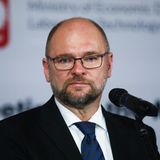 Wie Ungarn hängt auch die Slowakei stark am russischen Öl und Gas. "Wenn es zu einer Einigung auf ein Embargo gegen russisches Öl als Teil eines weiteren Sanktionspakets gegen Russland kommt, wird die Slowakei eine Befreiung davon beantragen", antwortet das Wirtschaftsministerium in Bratislava auf eine Anfrage der Nachrichtenagentur Reuters an den Wirtschaftsminister Richard Sulik (Bild). Der Abschied von russischem Öl werde "mehrere Jahre" in Anspruch nehmen.
