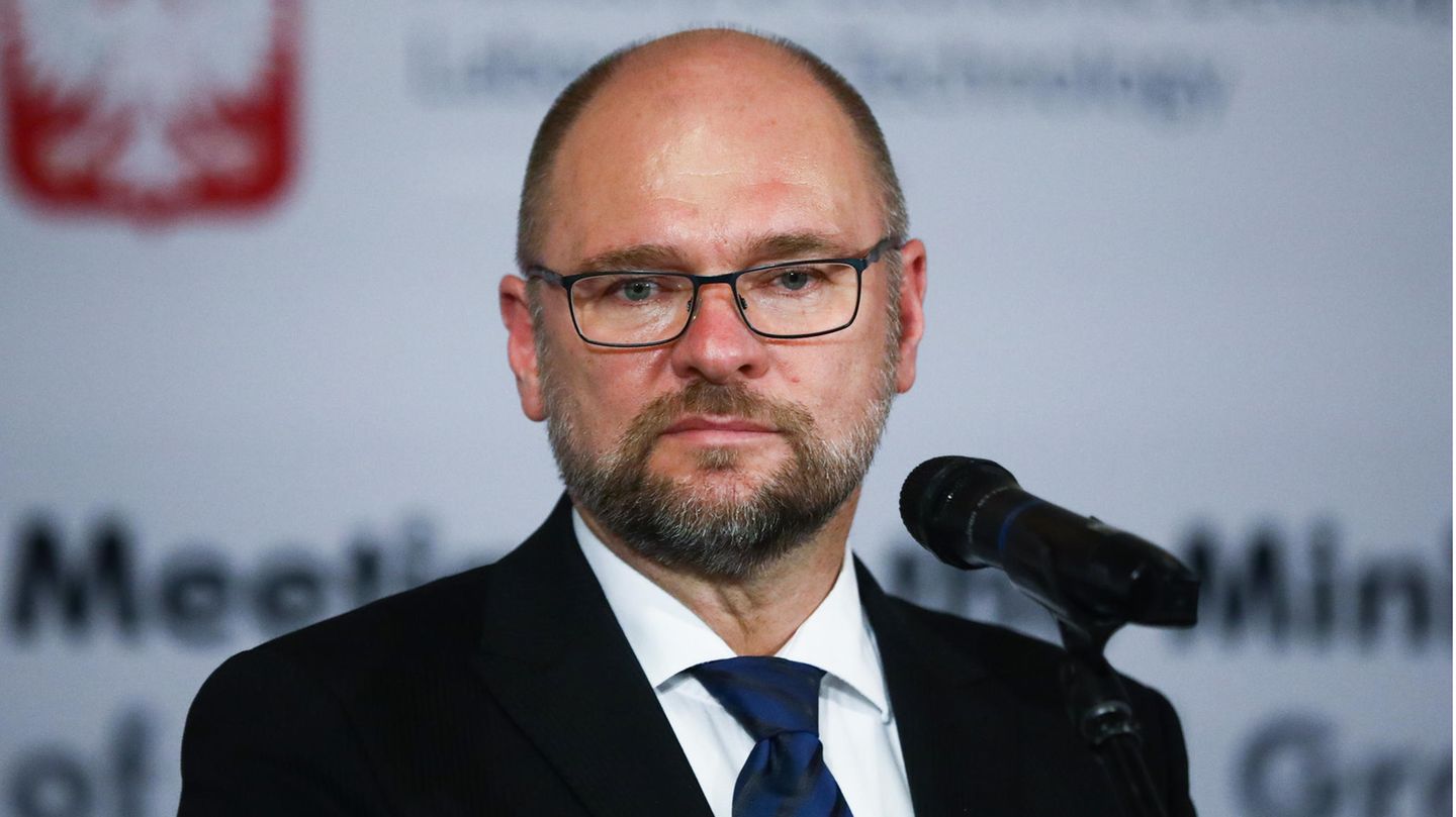 Slowakei Wie Ungarn hängt auch die Slowakei stark am russischen Öl und Gas. "Wenn es zu einer Einigung auf ein Embargo gegen russisches Öl als Teil eines weiteren Sanktionspakets gegen Russland kommt, wird die Slowakei eine Befreiung davon beantragen", antwortet das Wirtschaftsministerium in Bratislava auf eine Anfrage der Nachrichtenagentur Reuters an den Wirtschaftsminister Richard Sulik (Bild). Der Abschied von russischem Öl werde "mehrere Jahre" in Anspruch nehmen.