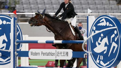Reiterin Annika Schleu auf ihrem Pferd bei Springreiten