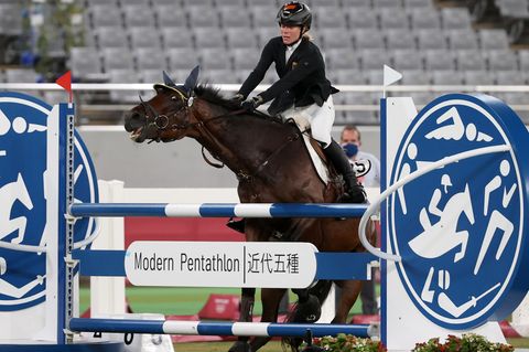Reiterin Annika Schleu auf ihrem Pferd bei Springreiten