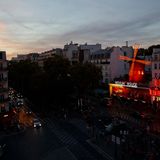 So kennt man das Moulin Rouge: Hell erleuchtet im Pariser Stadtteil Montmartre.