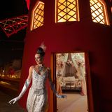 Neu ist der Einblick ins Innere der roten Mühle. Hier zeigt eine Darstellerin den kleinen verborgenen Raum.