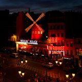 Im Trubel der Nacht ist es kaum zu übersehen.